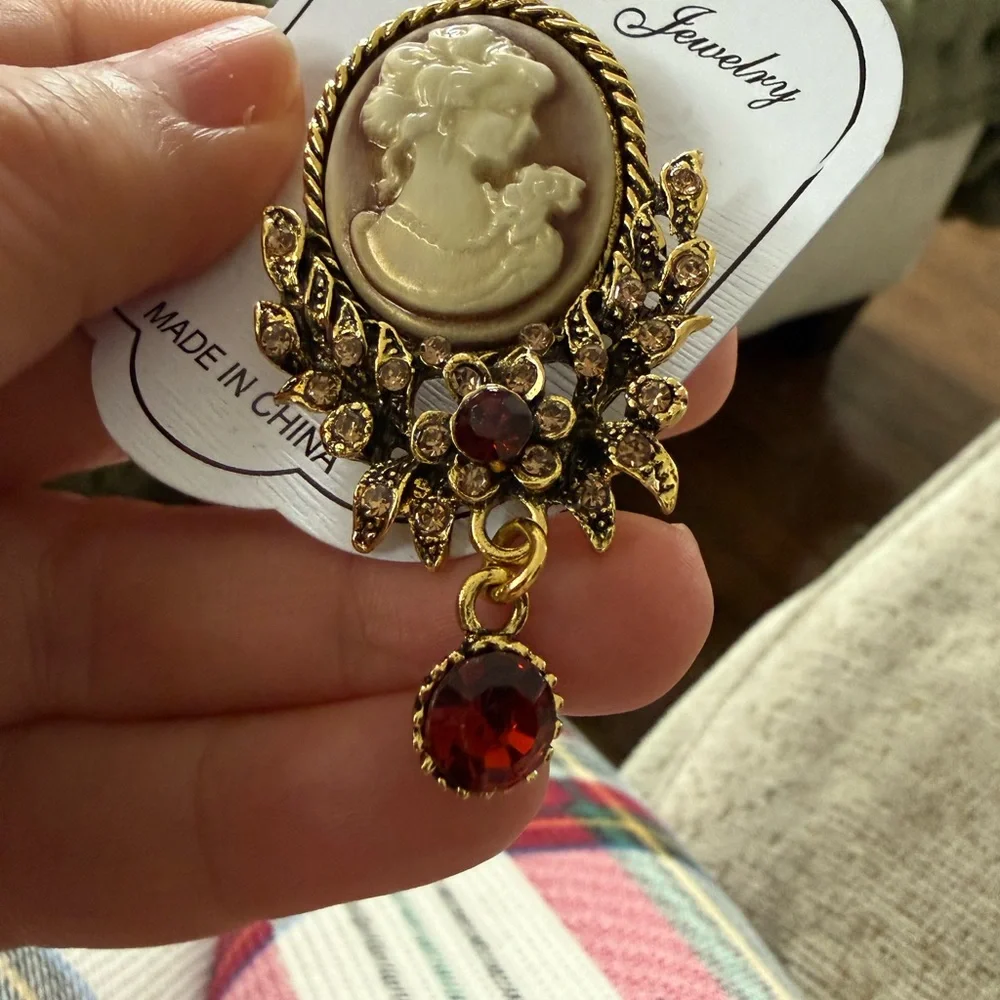 Fashion Jewelry Cameo Brooch with Gold and Red Gems - Picture 4 of 4